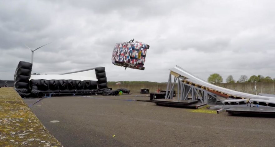 世界纪录:捷豹的疯狂E 'Pace桶滚使用VBOX 3i和车辆转向机器人