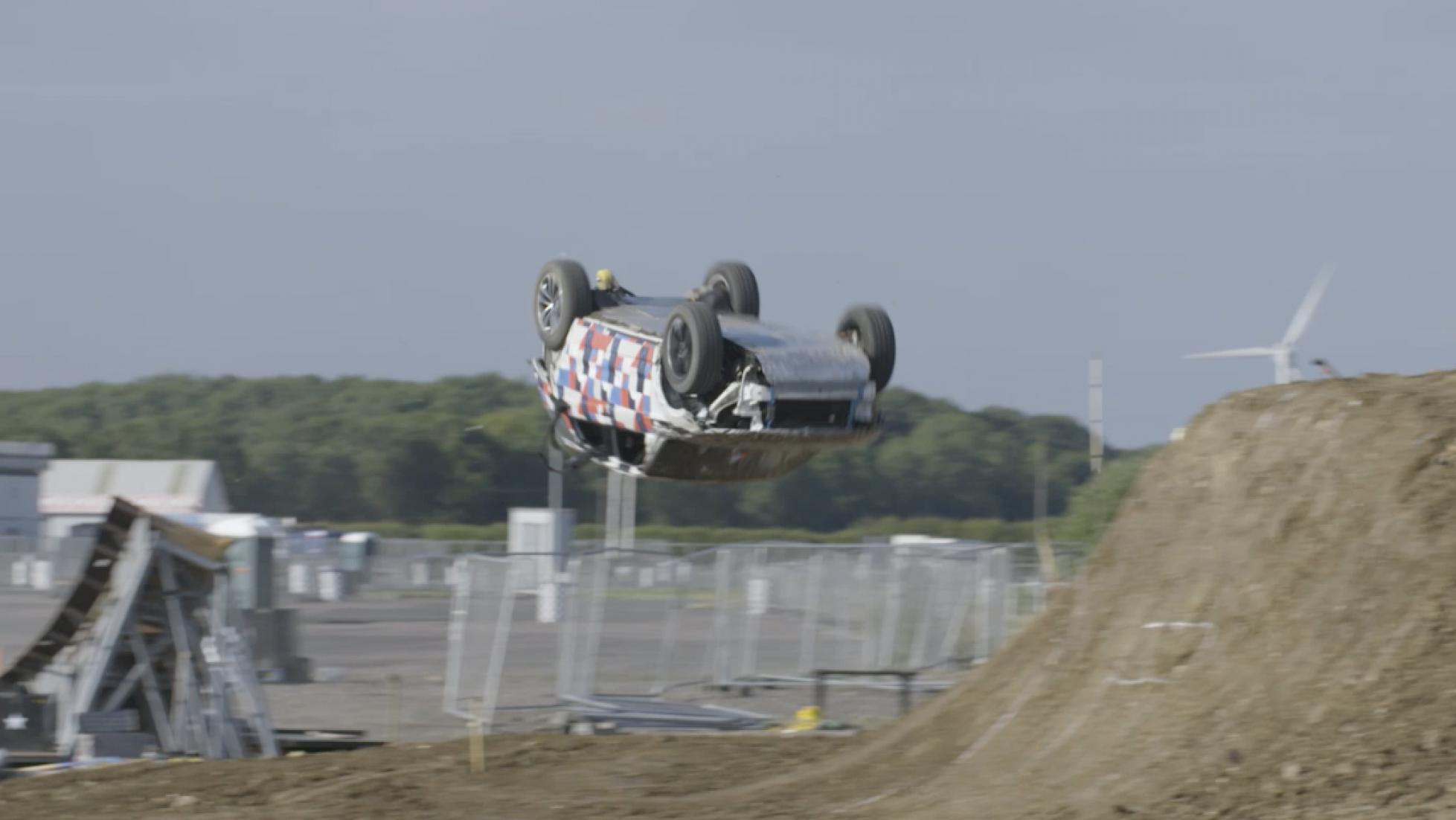 世界纪录:捷豹使用VBOX 3i和vehicle转向机器人进行疯狂的E’pace桶滚